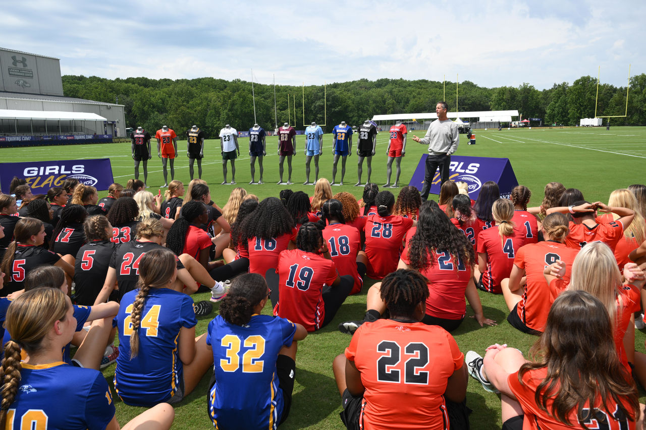 John Harbaugh bei der Enthüllung der Flag-Football-Uniform für Mädchen
