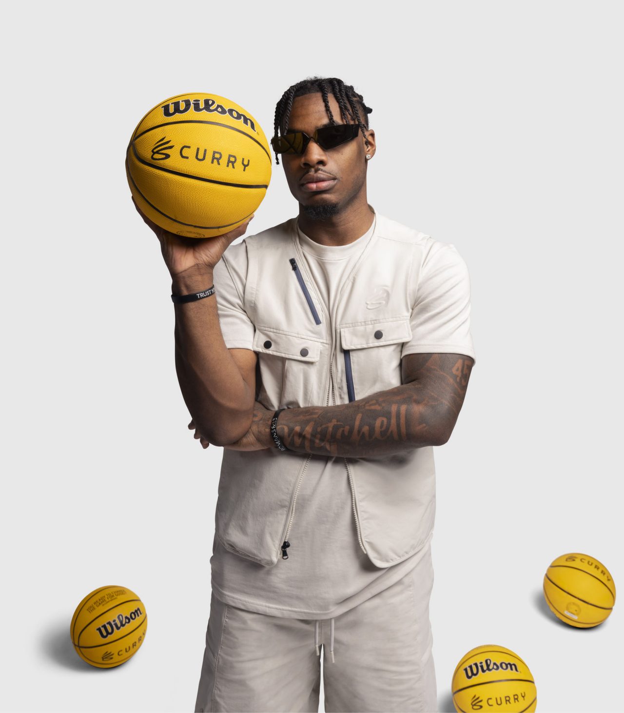 Davion Mitchell hält einen Basketball in der Hand