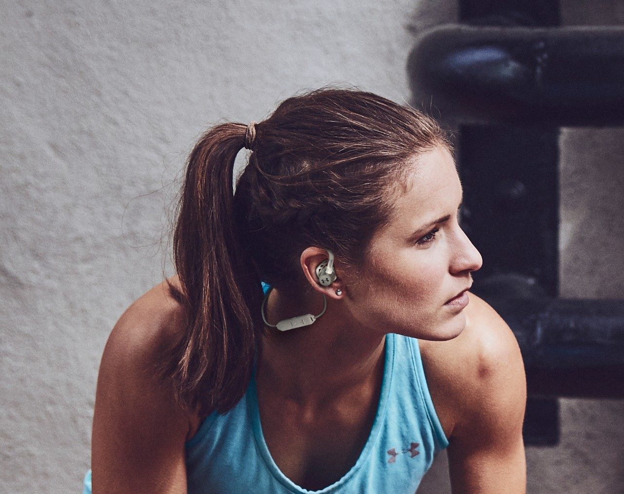 The UA® Sport Wireless Pivot's over-ear hooks provide security and support for intense circuits.