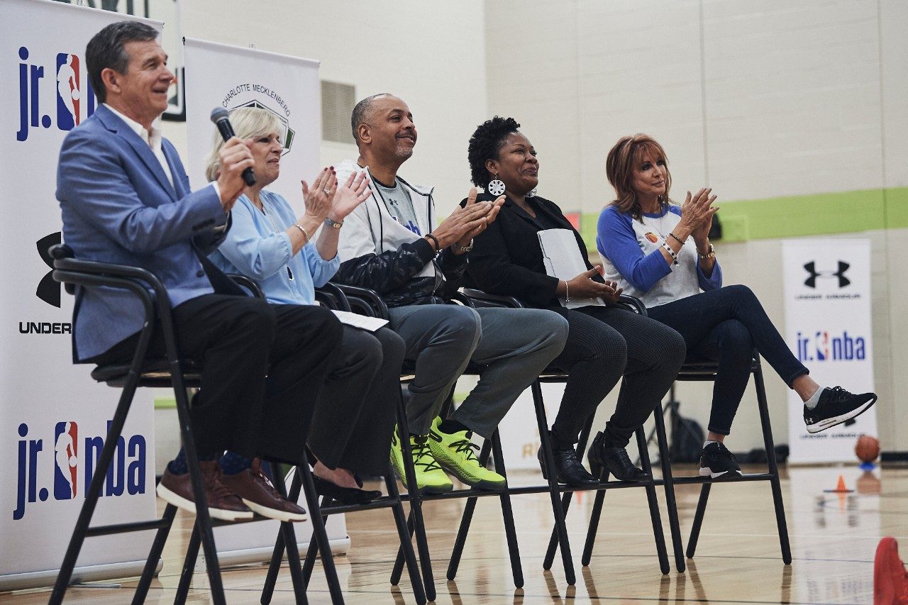 Roy Cooper (North Carolina Governor), Dena Diorio (Mecklenburg County Manager), Dell Curry, Diahann Billings-Burford (RISE), Nancy Lieberman (Nancy Liebermann Charities) address the community and clinic participants 