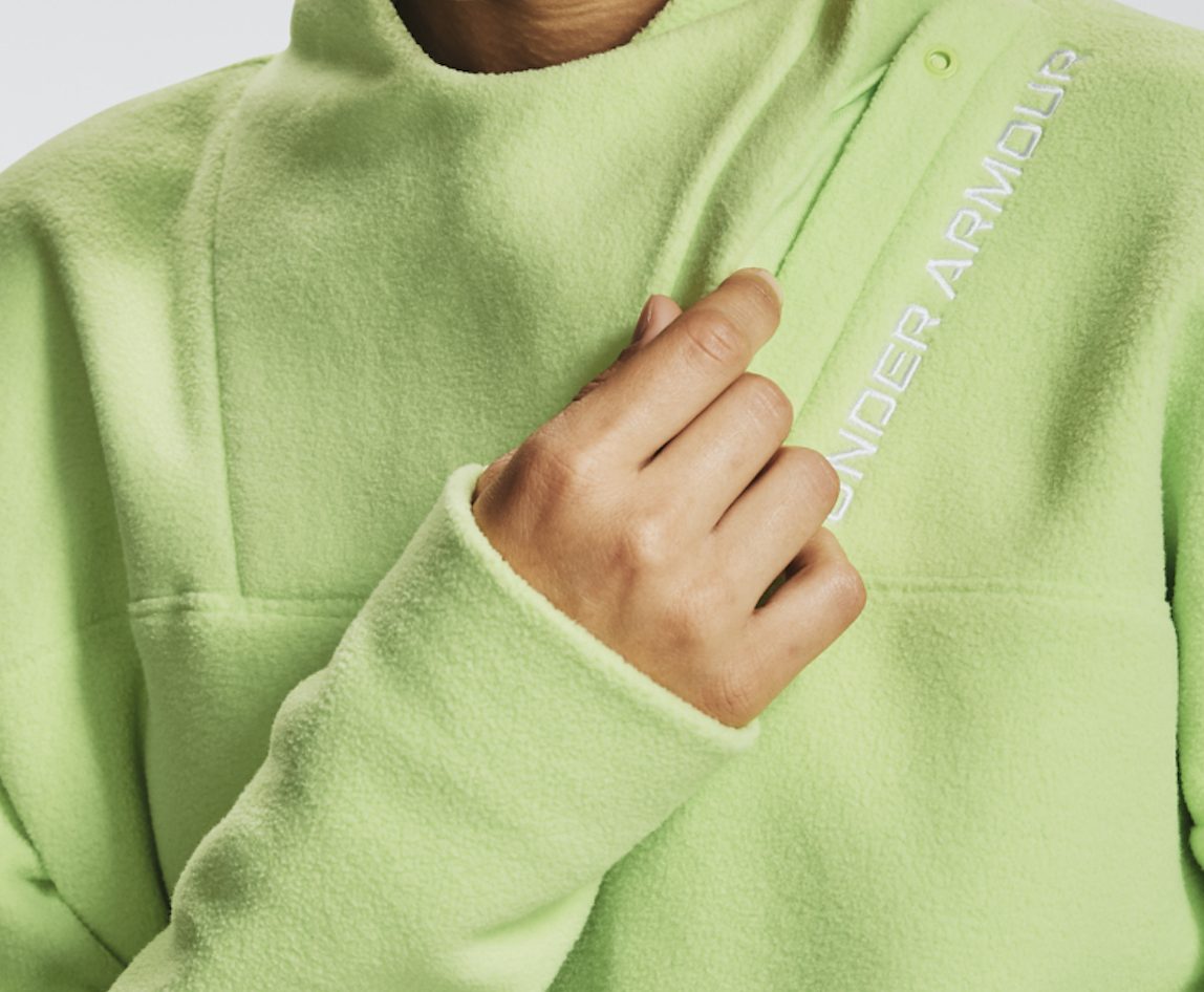 The UA Recover Fleece Wrap Neck drives performance through recovery. Also, the soft, double-sided sherpa-like fleece is ultra-cozy and warm for winter days and nights.