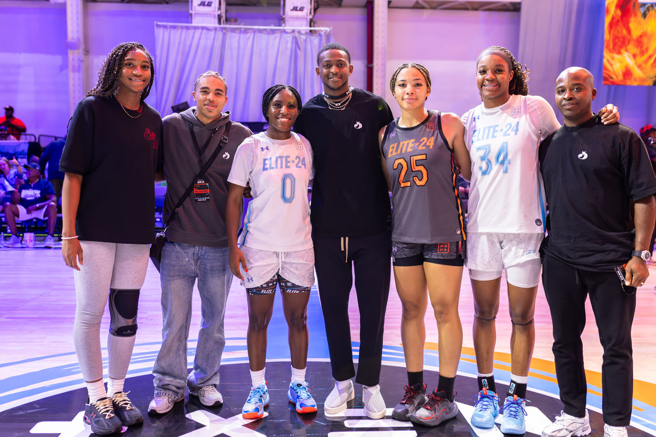 De'Aaron Fox standing with the women's basketball players