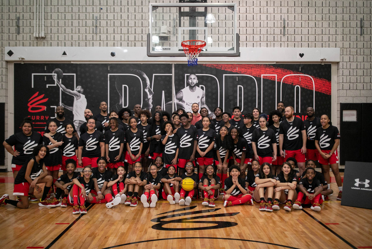 Foto de grupo en la cancha de baloncesto 