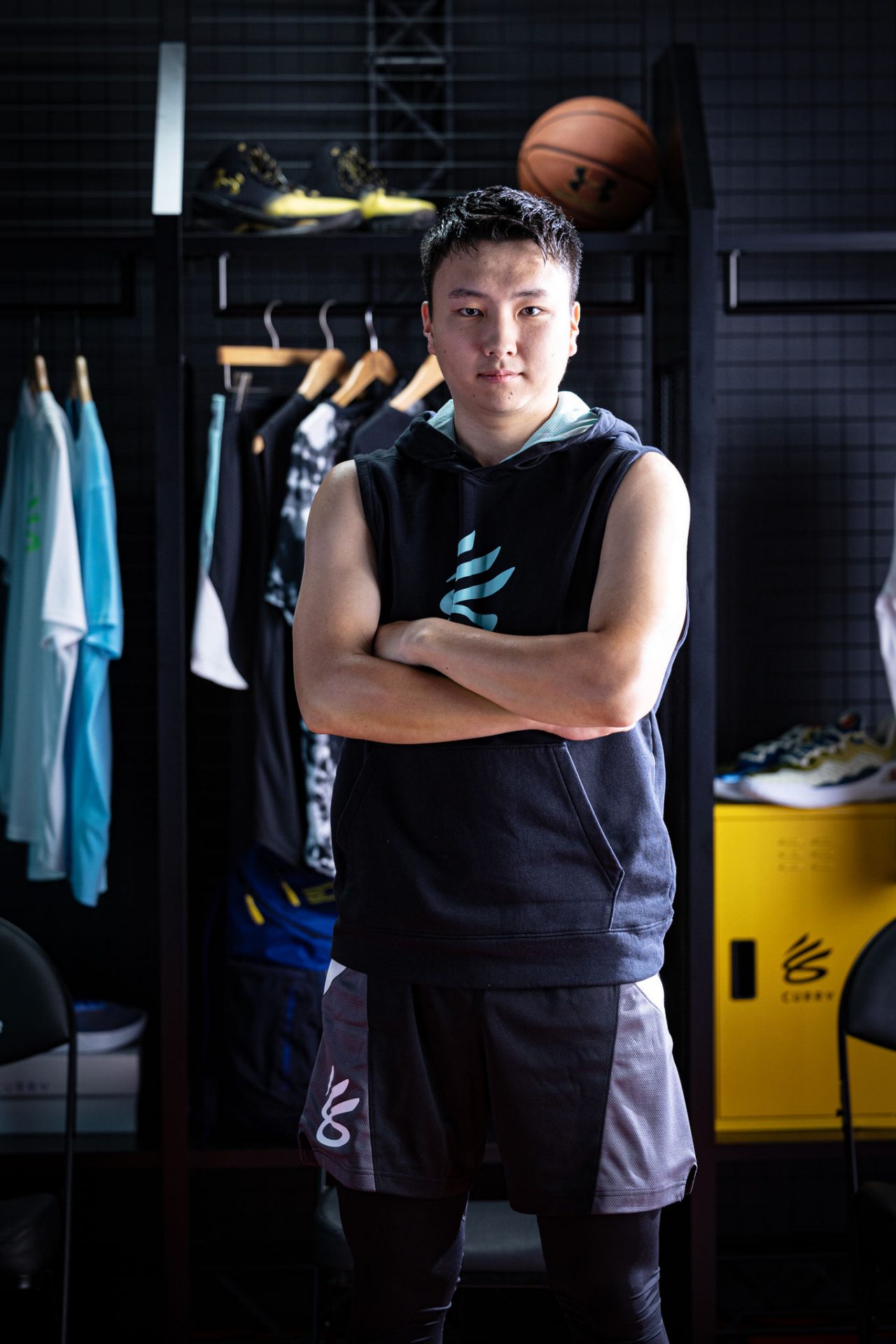 Jugador de baloncesto de pie en un vestuario