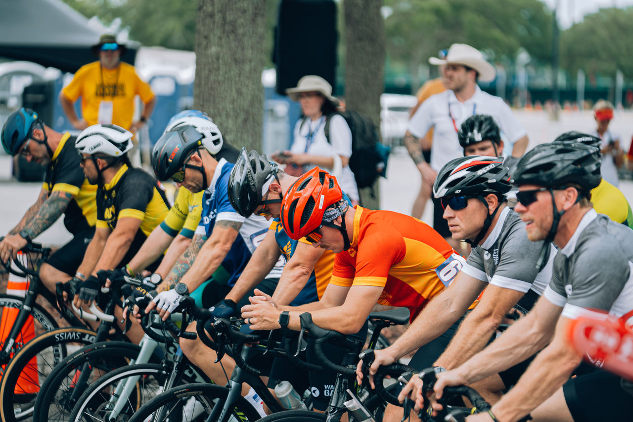 Un grupo de personas en bicicleta listas para comenzar una carrera