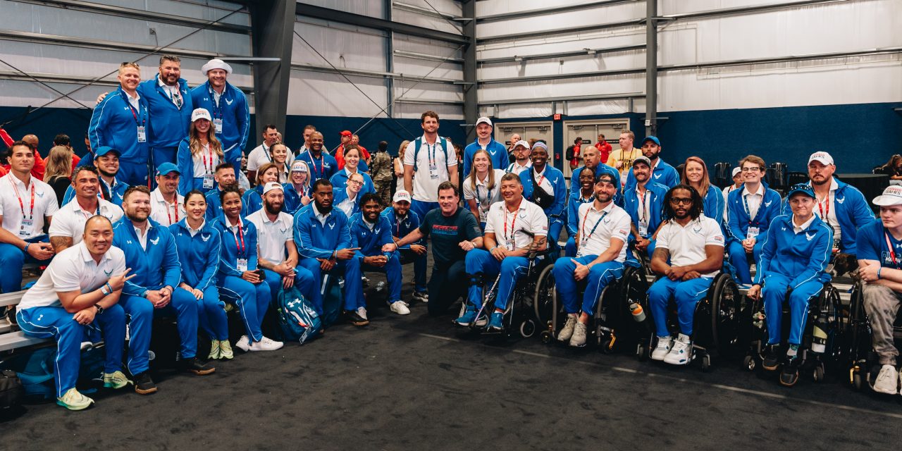 Un grupo de personas sonriendo a la cámara