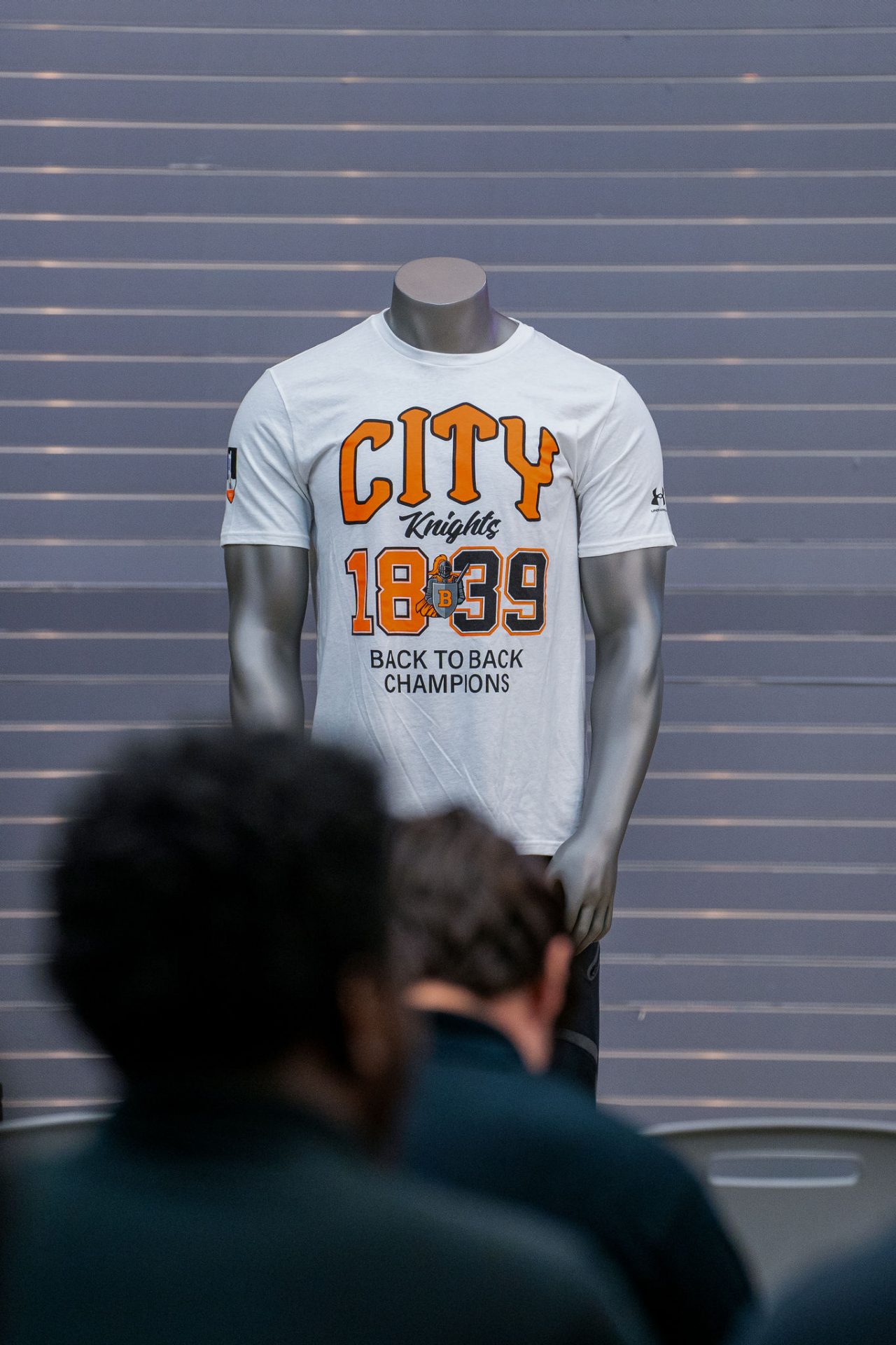 Revelación de la camiseta de la escuela City Knights