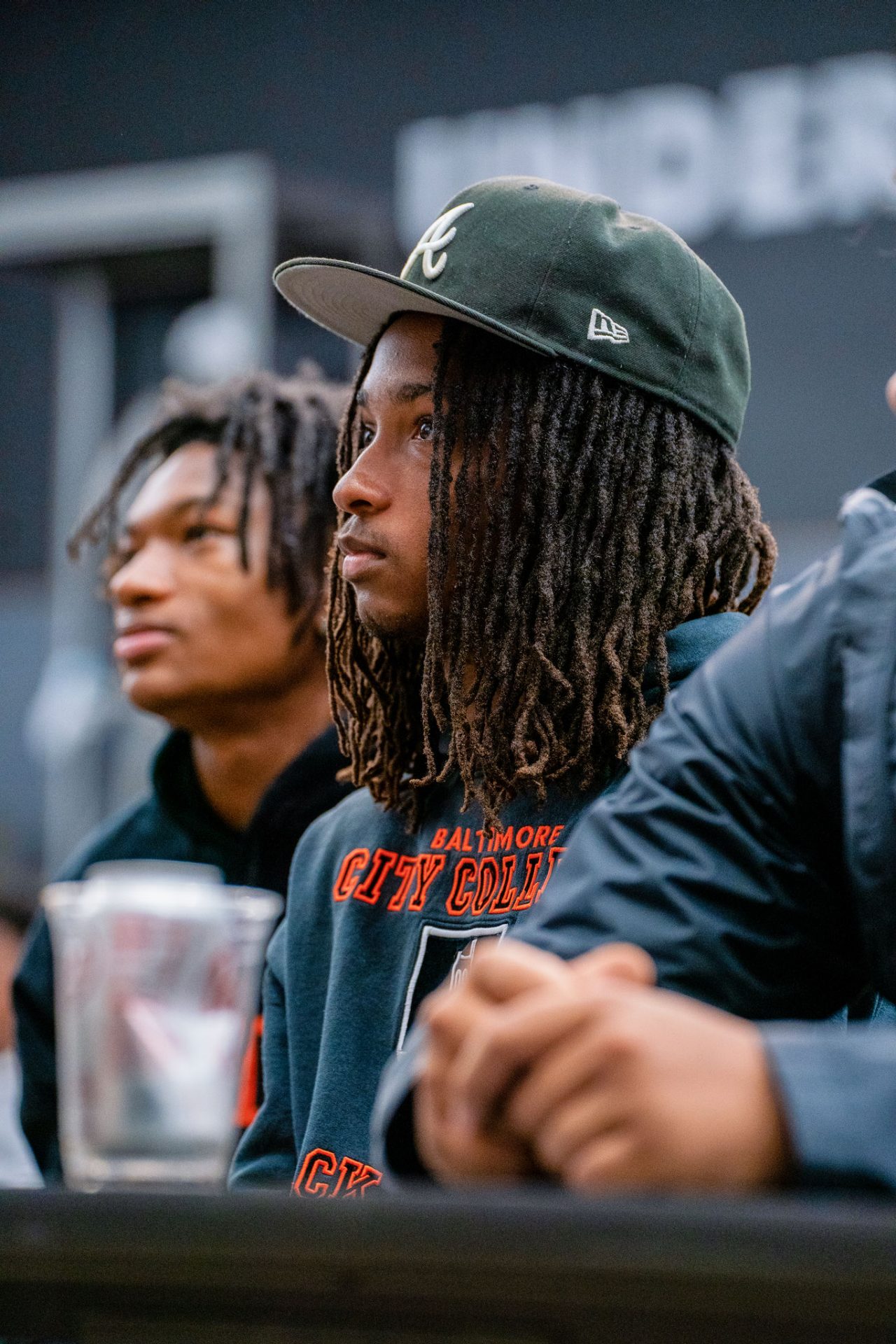Estudiante atleta de Baltimore en el evento de revelación
