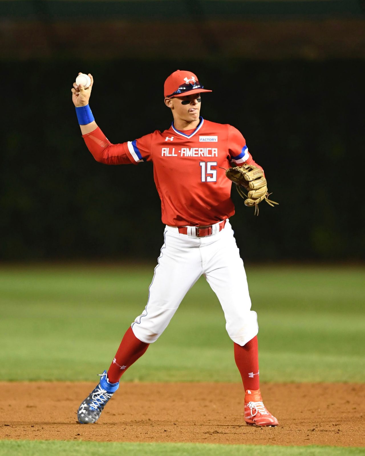 UA Next All America Gunnar Henderson Lanzamiento de balón en el campo