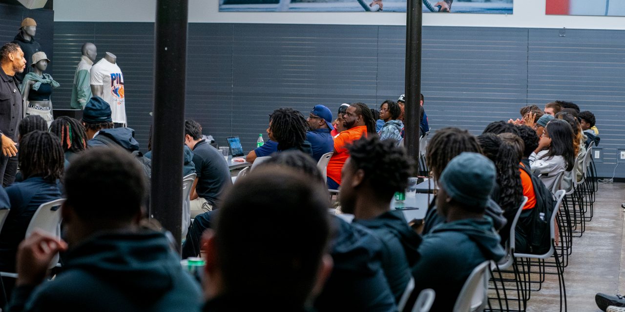 Des étudiants-athlètes assistent à la présentation de l’équipe UA au quartier général d’Under Armour