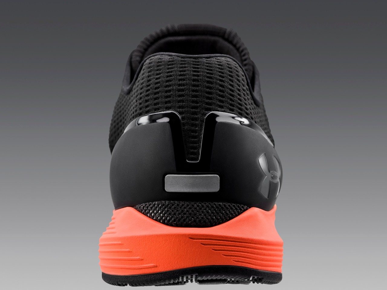 An external heel counter locks in the heel and guides the foot to its most efficient foot strike.