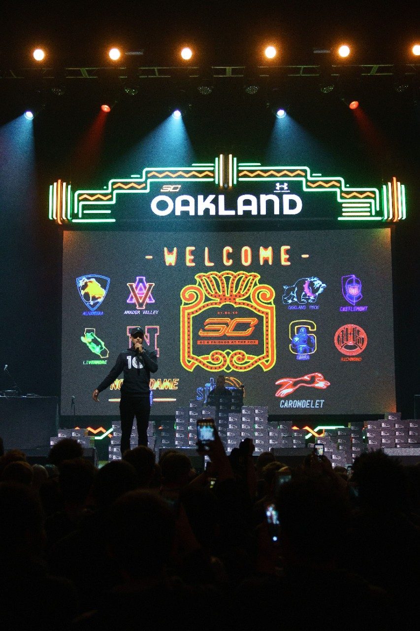 Stephen Curry welcomes high school basketball teams 