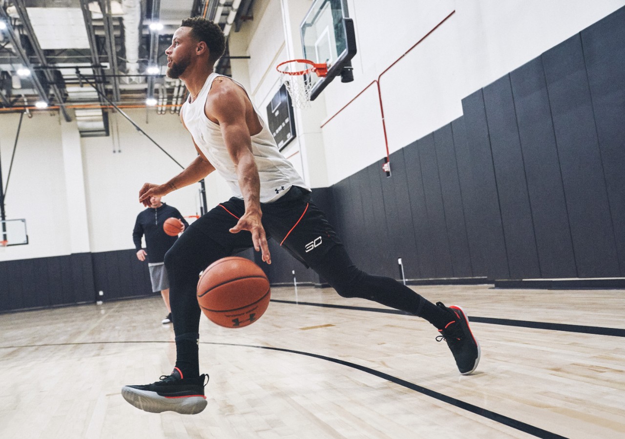 Stephen Curry on-court in the Curry 7 Focus colorway