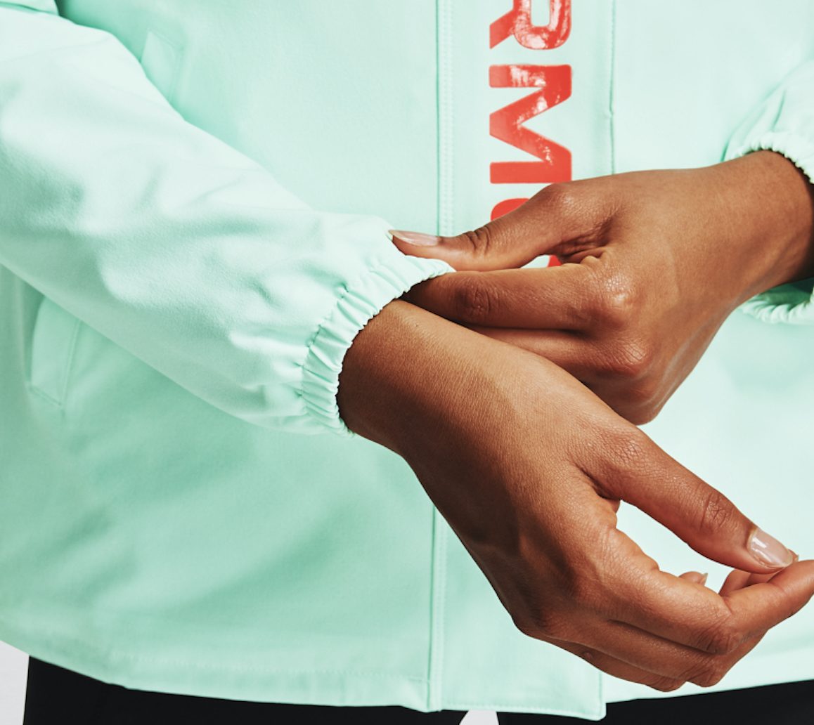 This women's athletic full zip jacket gives you the benefits of UA Recover technology in a lightweight, stretch-woven body fabric that is tough but breathable.