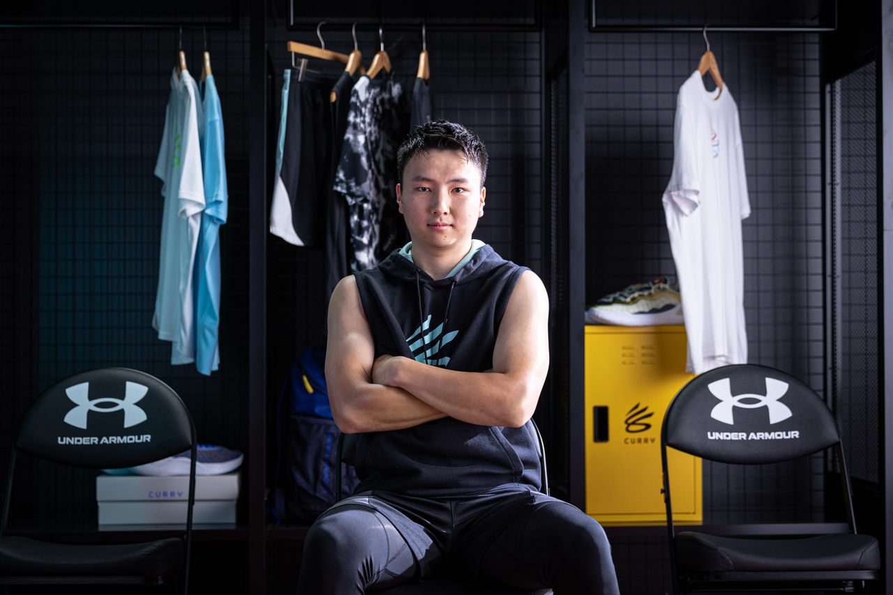 Keisei Tominaga Signs with Curry Brand